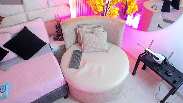 EmmaLovve online show from 18, 4, 2026