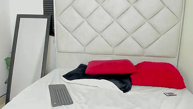 Layla Charlotte online show from 3, 2, 2026