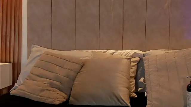  Laura saenz1 online show from 18, 2, 2026