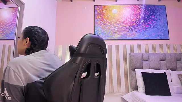 nina glow online show from 21, 4, 2026