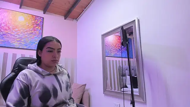 nina glow online show from 23, 4, 2026