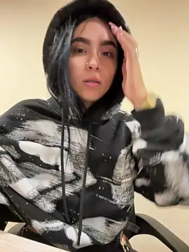 Sara Fernandez  online show from 5, 3, 2026