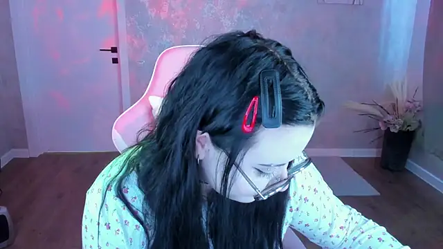 Kira G0ld online show from 6, 4, 2026