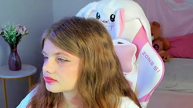 ChloeHalses online show from 9, 6, 2026