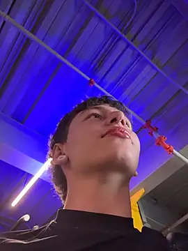 ARON LUXX online show from 18, 4, 2026