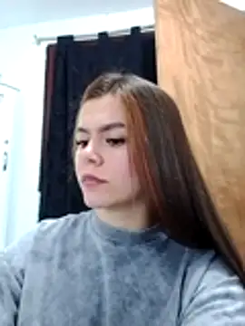 Snapshot of EmiNavarro chatting on 7, 7, 2026 EmiNavarro online show from 7, 7, 2026