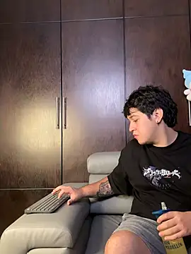 EmilyAndAndrew online show from 25, 4, 2026