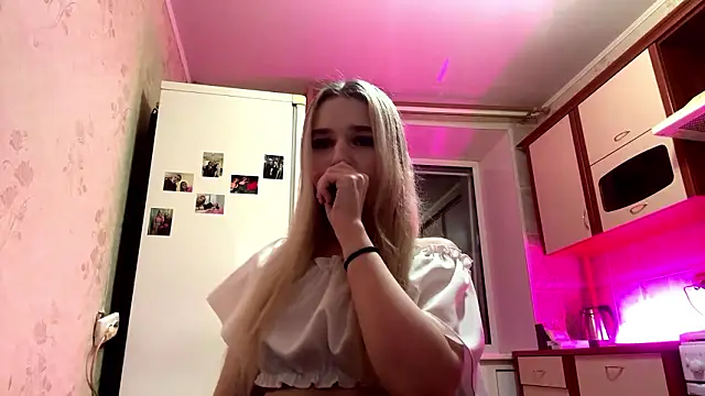 MiaBerlateen online show from 10, 3, 2026