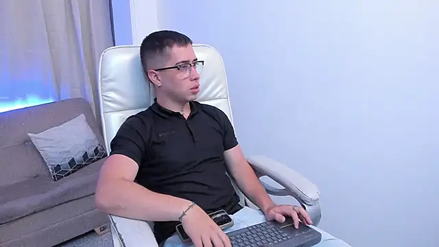 Tommas Jhonson online show from 5, 4, 2026