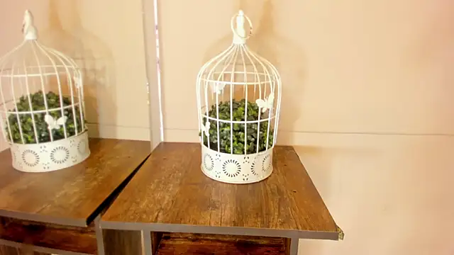 luna bradley  online show from 13, 4, 2026