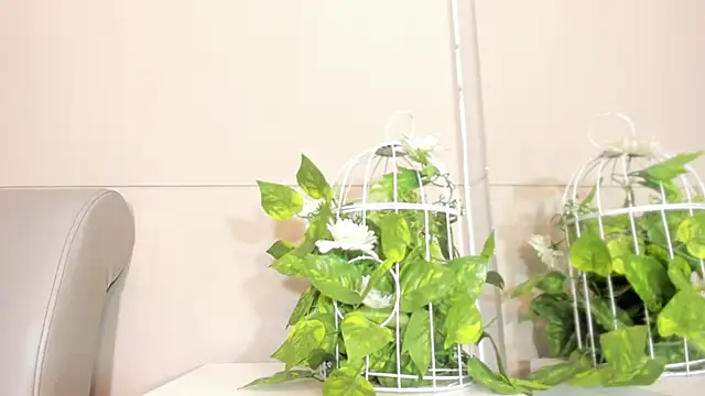 luna bradley  online show from 22, 4, 2026