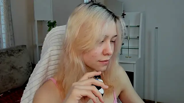 EmilyTrase online show from 27, 4, 2026