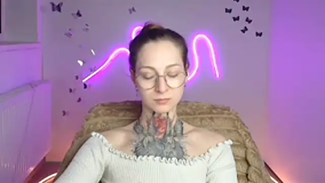 Esmi Winter online show from 18, 4, 2026