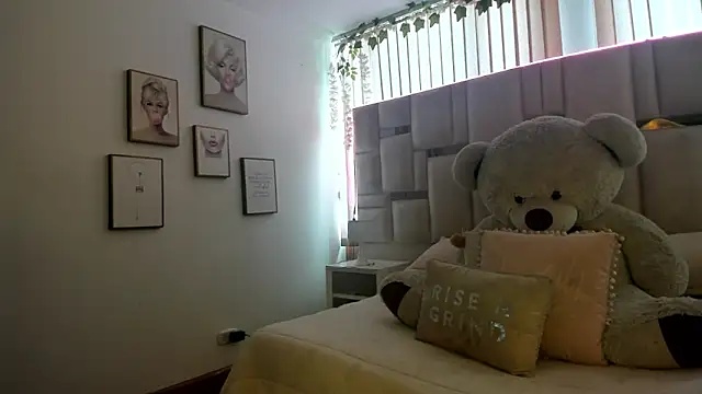 Maya-jhons online show from 10, 4, 2026