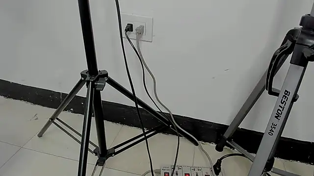 Mia Reyesjs online show from 28, 4, 2026