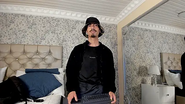 NoaahTylor online show from 19, 4, 2026