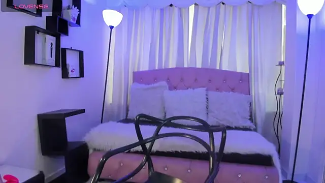 Aurora Ellis  online show from 25, 4, 2026