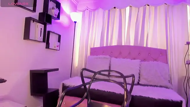 Aurora Ellis  online show from 28, 4, 2026