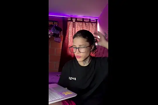 Snapshot of Ale_cuzz chatting on 21, 4, 2026 Ale cuzz online show from 21, 4, 2026