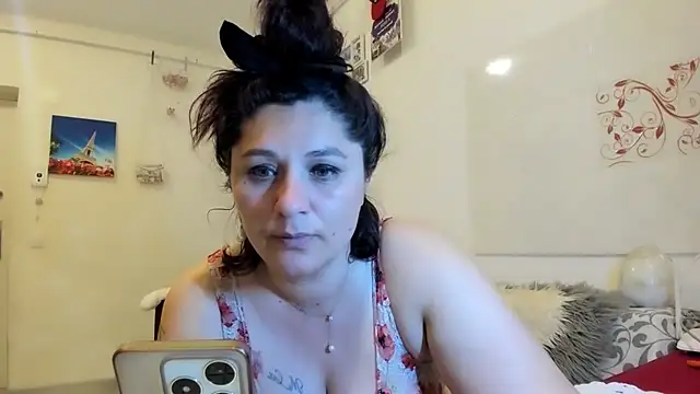 Snapshot of EVELYNA88 chatting on 9, 6, 2026 EVELYNA88 online show from 9, 6, 2026