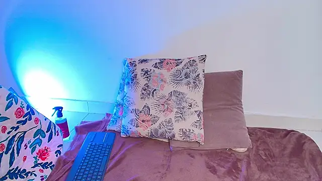 Abril milf11 online show from 15, 4, 2026