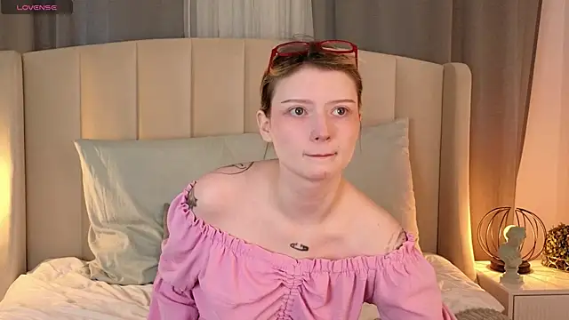 AlyssFrost online show from 28, 4, 2026