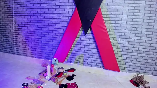 hillary bigbutt online show from 23, 4, 2026