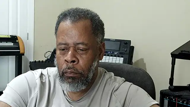 Snapshot of Cleozevo1961 chatting on 4, 5, 2026 Cleozevo1961 online show from 4, 5, 2026