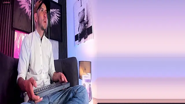 Milanwhite  online show from 28, 2, 2026