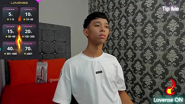 Snapshot of Little_Twink19x chatting on 8, 6, 2026 Little Twink19x online show from 8, 6, 2026