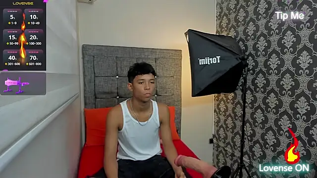 Snapshot of Little_Twink19x chatting on 11, 6, 2026 Little Twink19x online show from 11, 6, 2026