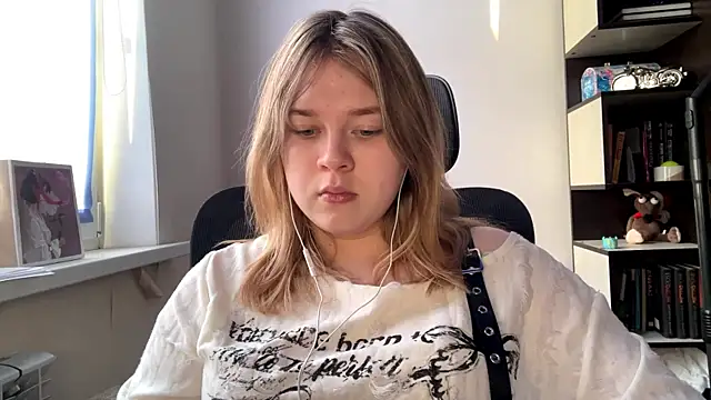 TomikoPfau online show from 17, 4, 2026