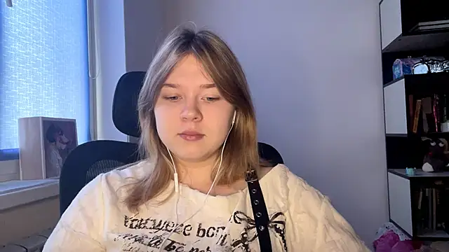 TomikoPfau online show from 24, 4, 2026