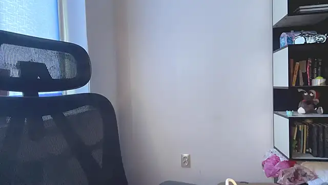 TomikoPfau online show from 26, 4, 2026