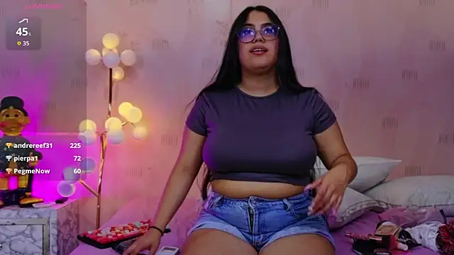 Snapshot of curvybuffgirllll chatting on 6, 7, 2026 curvybuffgirllll online show from 6, 7, 2026