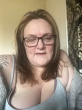 Busty-GilfQuinn online show from 3, 3, 2026