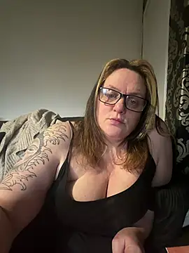 Busty-GilfQuinn online show from 5, 3, 2026