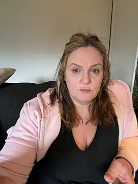 Busty-GilfQuinn online show from 9, 3, 2026