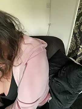 Busty-GilfQuinn online show from 10, 3, 2026