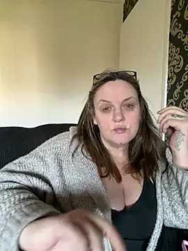 Busty-GilfQuinn online show from 11, 3, 2026