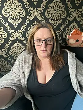 Busty-GilfQuinn online show from 13, 3, 2026