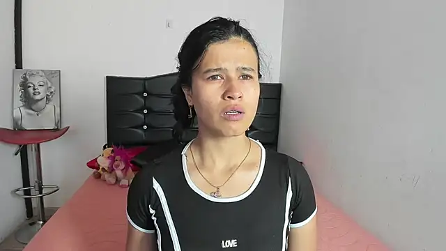 LatinaQueen23 online show from 15, 4, 2026