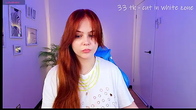 Snapshot of Elle_Funning chatting on 7, 6, 2026 Elle Funning online show from 7, 6, 2026