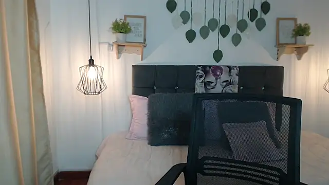 Emma hassani online show from 10, 4, 2026