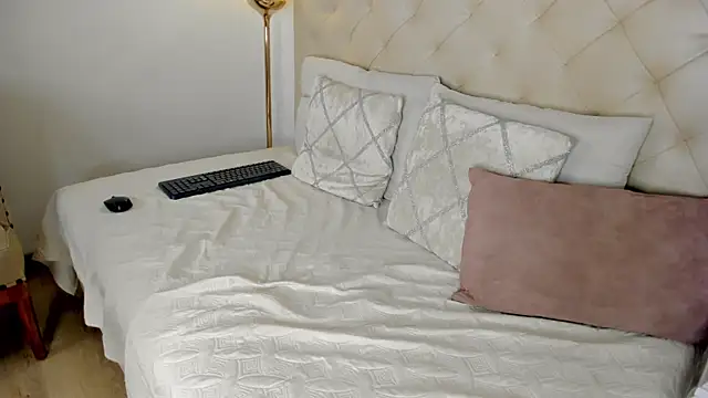 nina joyce online show from 18, 4, 2026