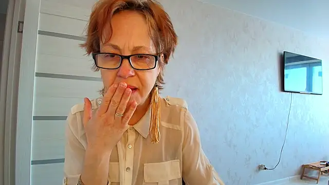 Snapshot of LioraWeiss chatting on 4, 5, 2026 LioraWeiss online show from 4, 5, 2026