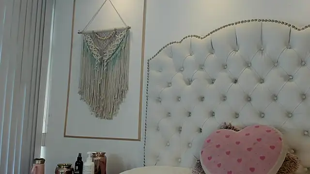 Sara funy online show from 4, 6, 2026