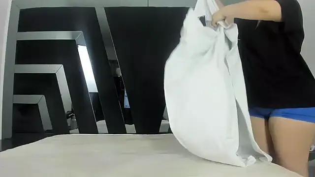 Nikol Lopez  online show from 13, 4, 2026