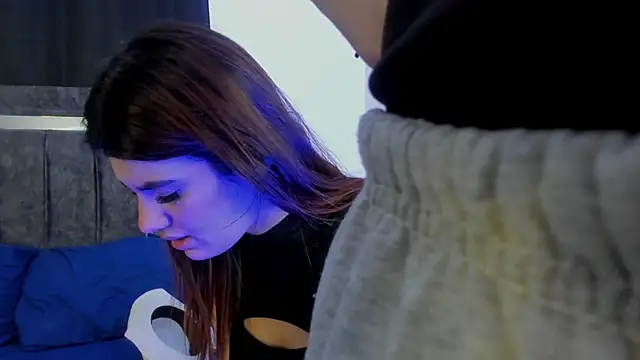 Bella and Mariana online show from 5, 3, 2026