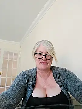 Snapshot of FlirtyFleur-x chatting on 7, 4, 2026 FlirtyFleur-x online show from 7, 4, 2026